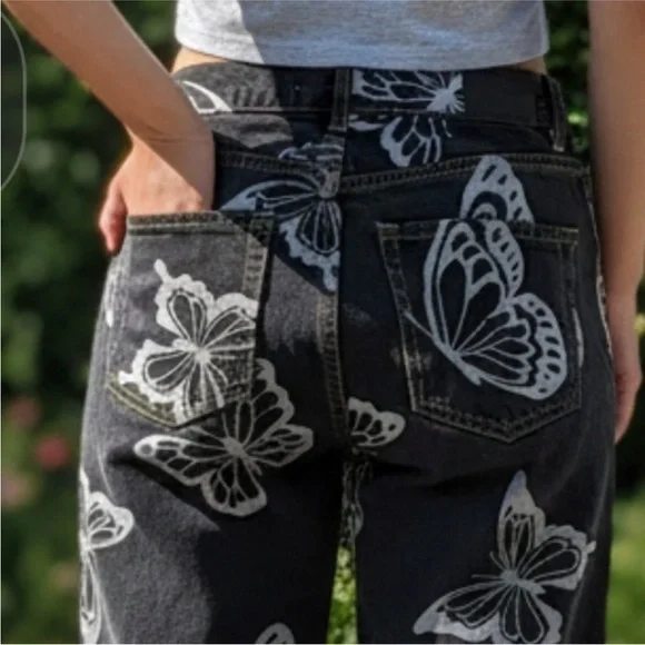 PACSUN High Rise Straight Leg
Cropped Raw Hem Butterfly
Black Jeans Size 27 - Picture 5 of 15